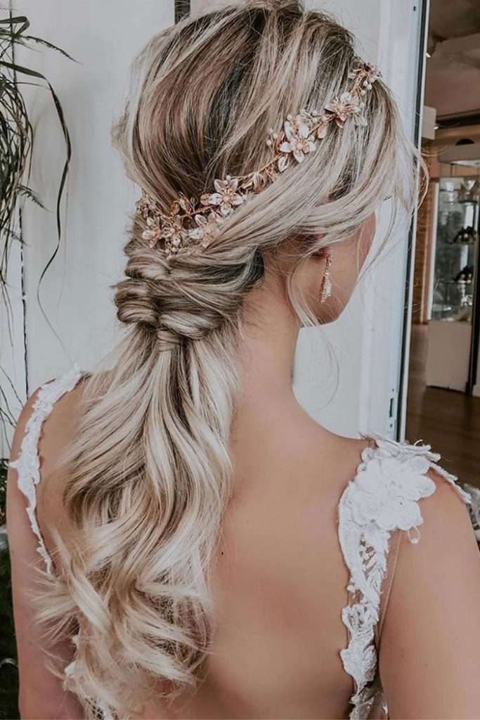 Dalgalı Yarım Örgü At Kuyruğu Modeli