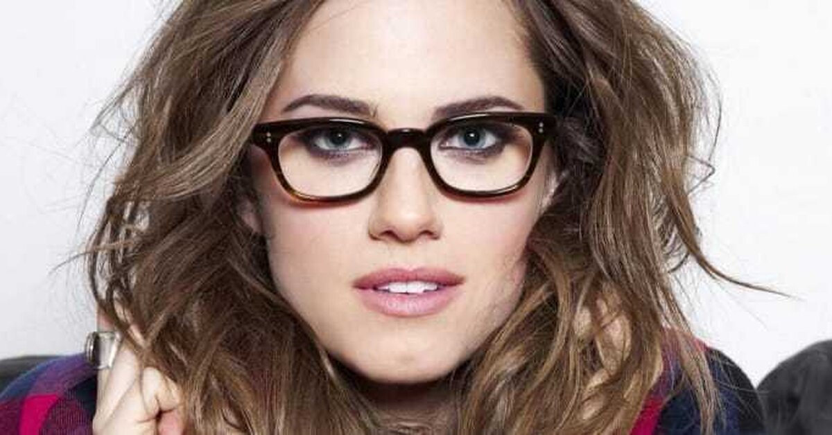 Gözlük Takan Kadınlar İçin Makyaj Önerileri