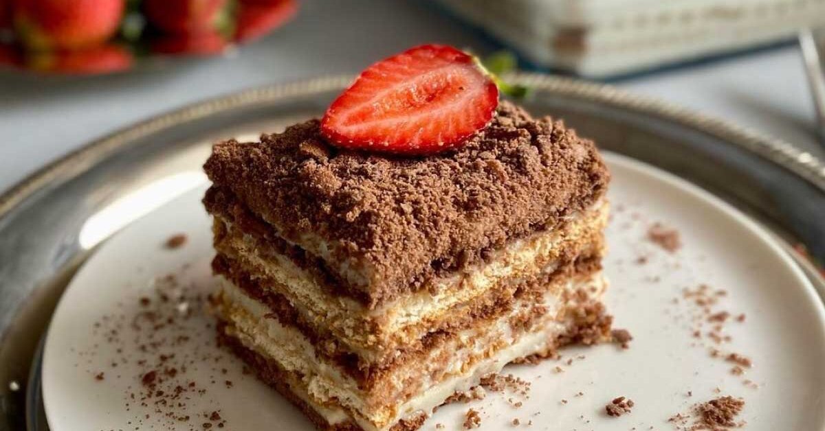 İki Renkli Bisküvili Yaş Pasta Tarifi