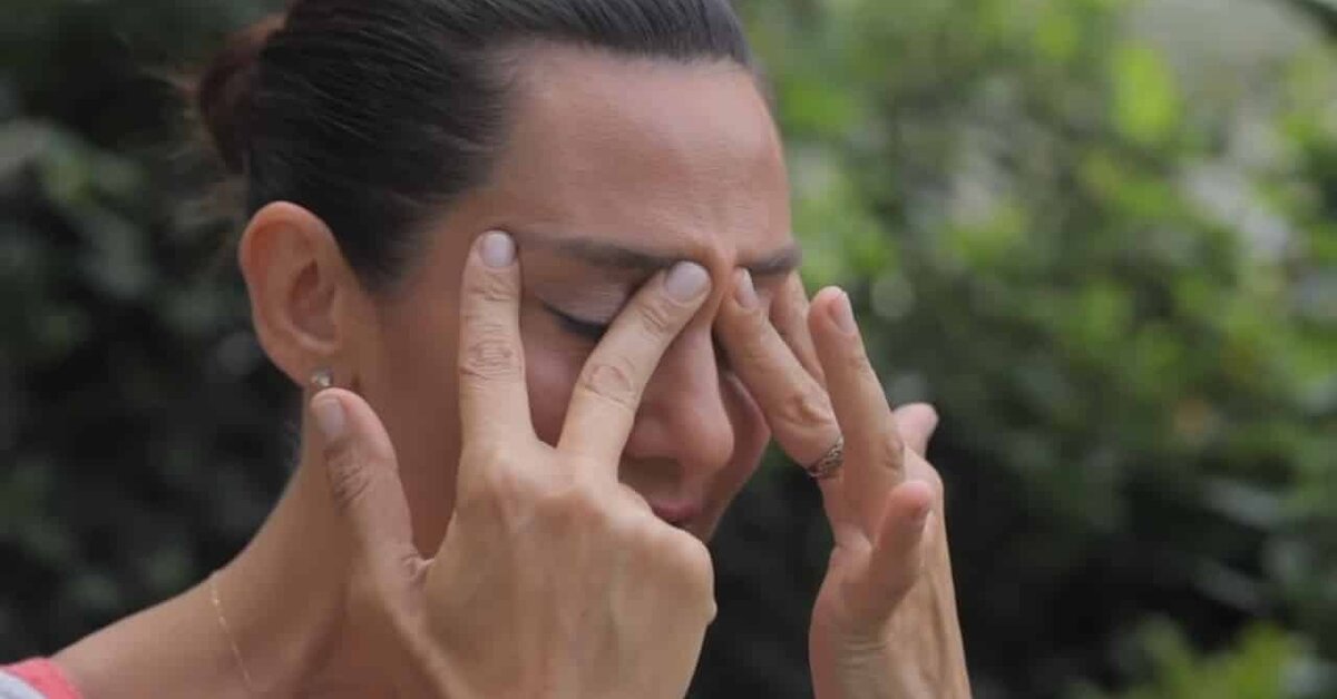 Ayşe Tolga’dan Yüz Yogası Yapılışı