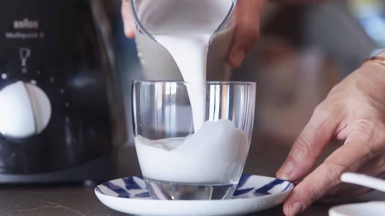 Ayşe Tolga’dan Badem Sütü Tarifi