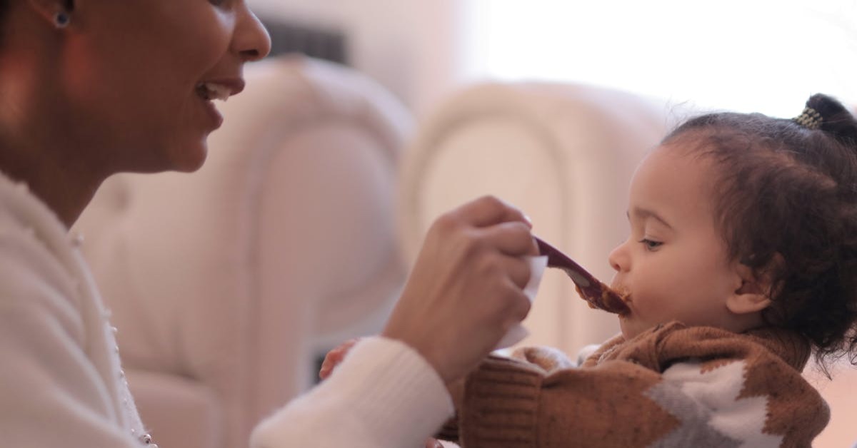 Anne bebeğini kaşıkla besliyor