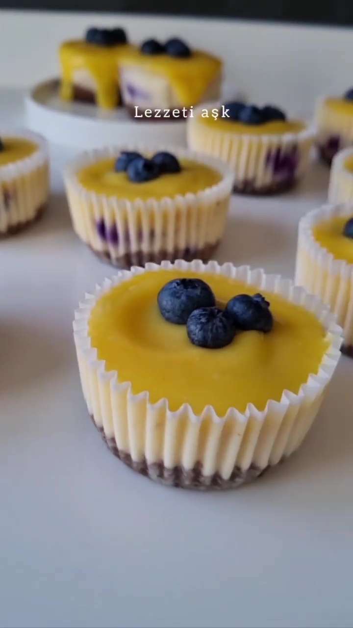 İçi Taze Yaban Mersinli Üzeri Limonlu Cheesecake Tarifi