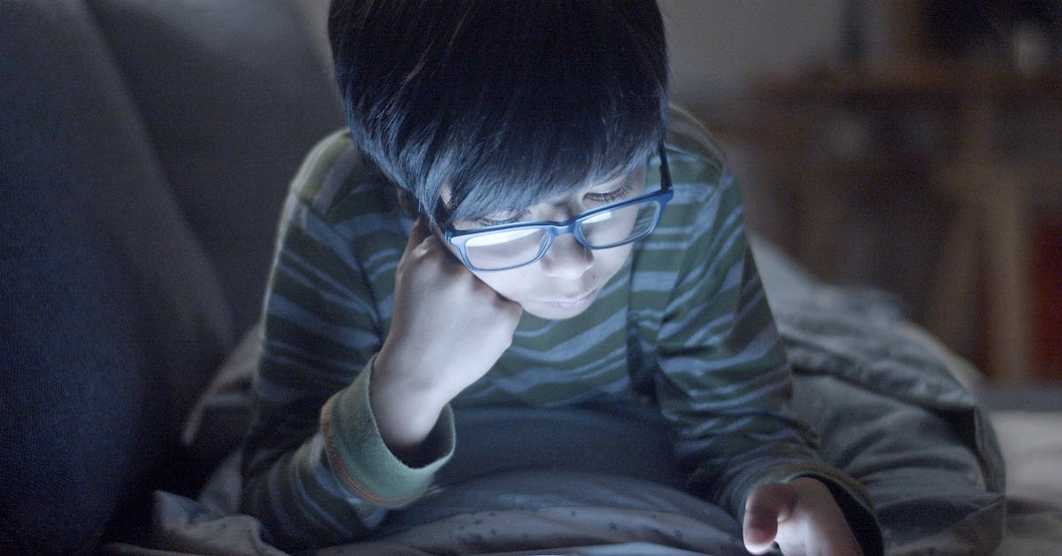 Tablette vakit geçiren çocuk