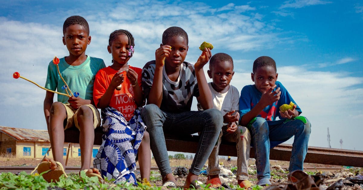 Dışarıda oynayan mutlu çocuklar