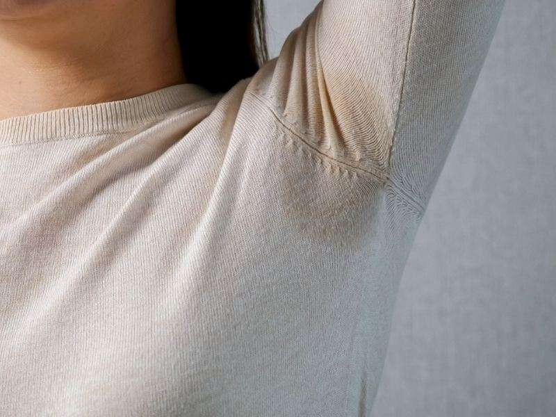 Deodorant Lekesi Nasıl Çıkar? Pratik Yöntemlerle Kusursuz Kıyafetlere Kavuşun!