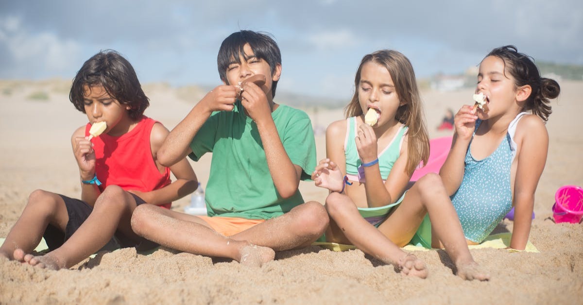 Dondurma yiyen mutlu çocuklar