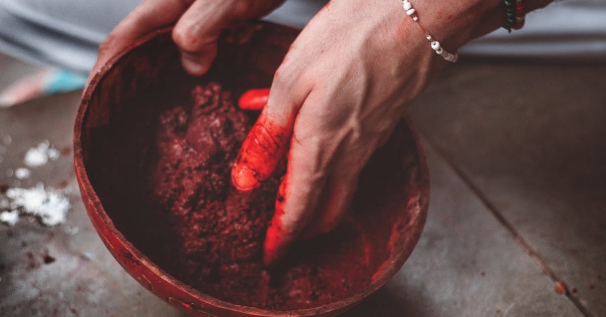 Doğal saç boyası için kına ve bitkisel malzemeler