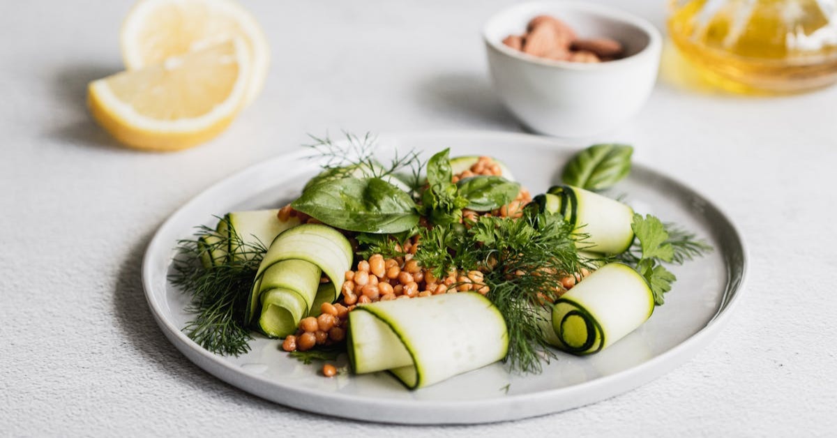 Lahmacun servis: maydanoz, limon ve yeşillikler