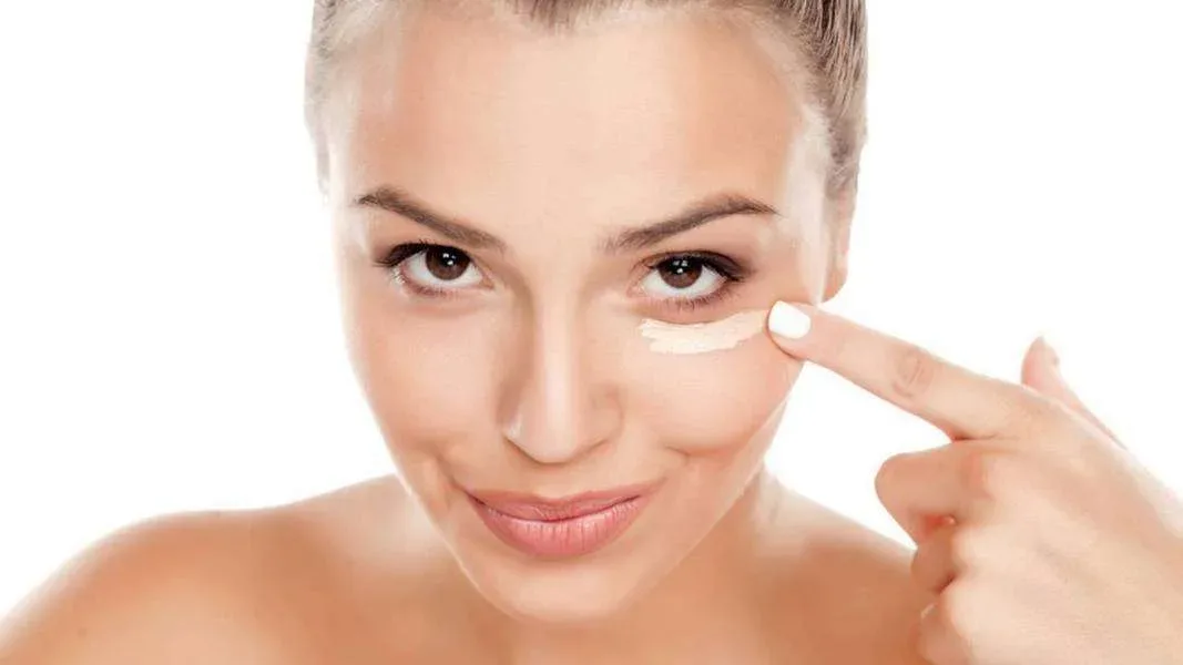 Göz altı torbalarını gideren maske