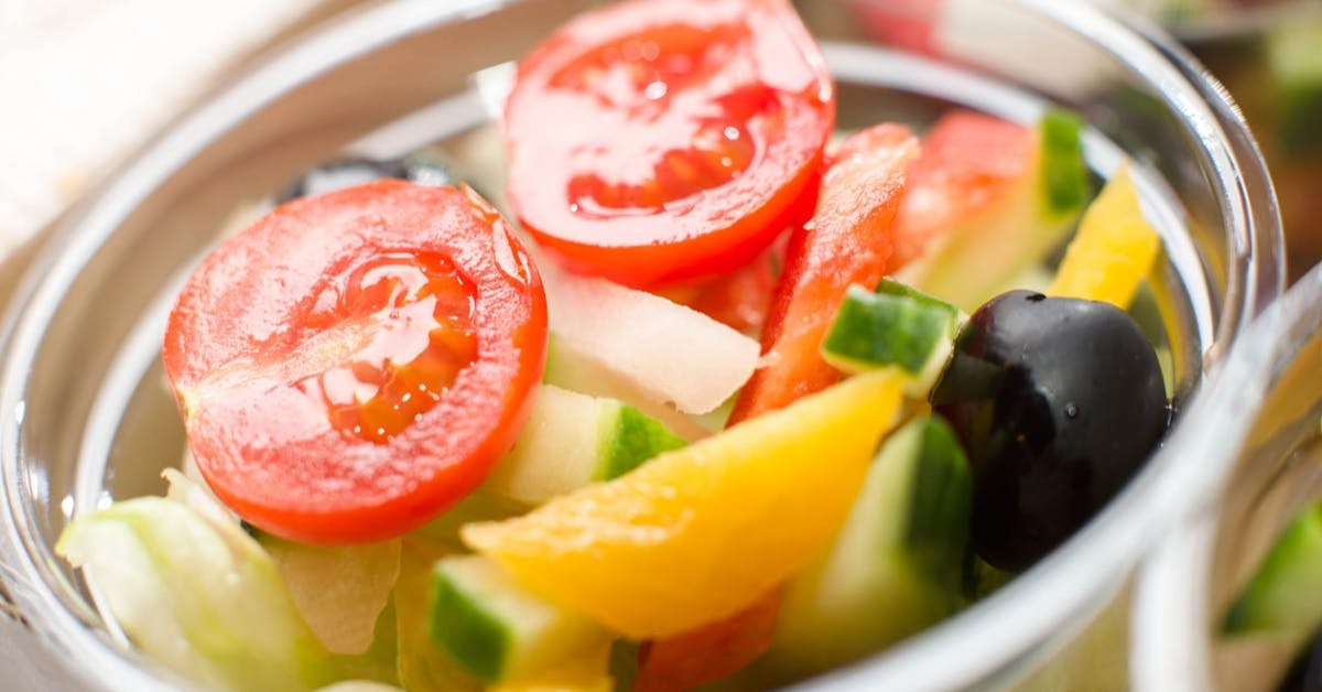 Renkli sebzeler ve taze salata - detoks beslenme