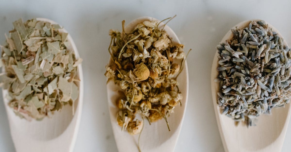 Papatya ve lavanta çayı — doğal sakinleştiriciler