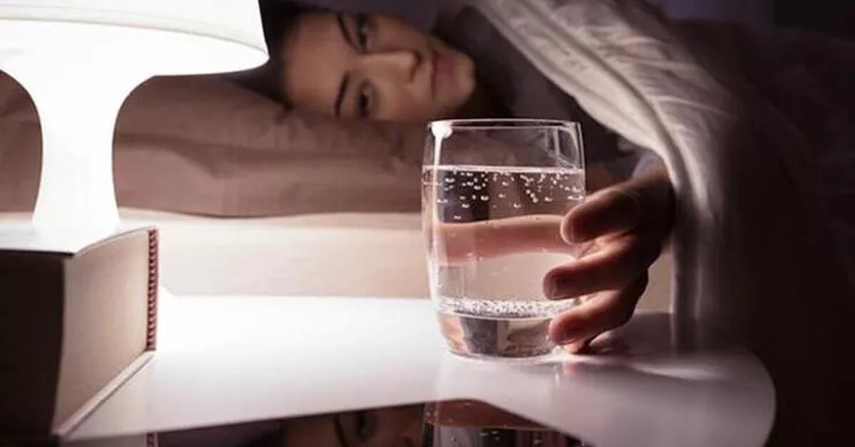 Uyku Arasında Su İçmek: Faydaları ve Zararları