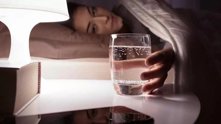 Uyku Arasında Su İçmek: Faydaları ve Zararları
