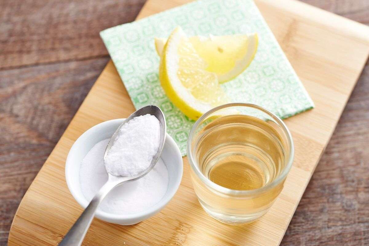 Yarım Limonu Karbonata Batırıp Yaptığını Görünce Hayret Edeceksiniz!