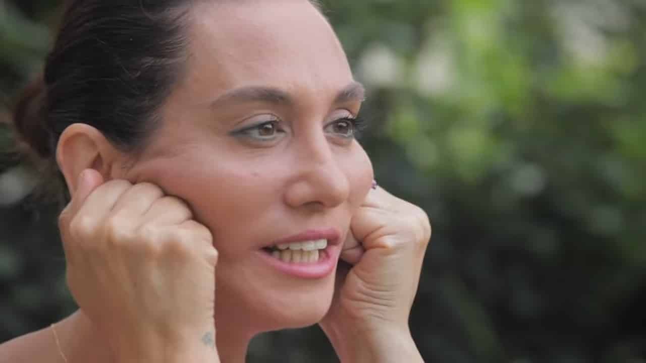 Ayşe Tolga’dan Yüz Yogası 10 Dakikada Yüzünüzü Gevşetin