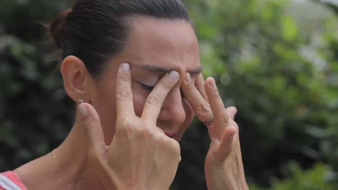 Ayşe Tolga’dan Yüz Yogası Yapılışı