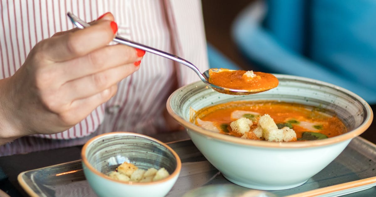 Sıcak servis edilmiş ayran aşı çorbası