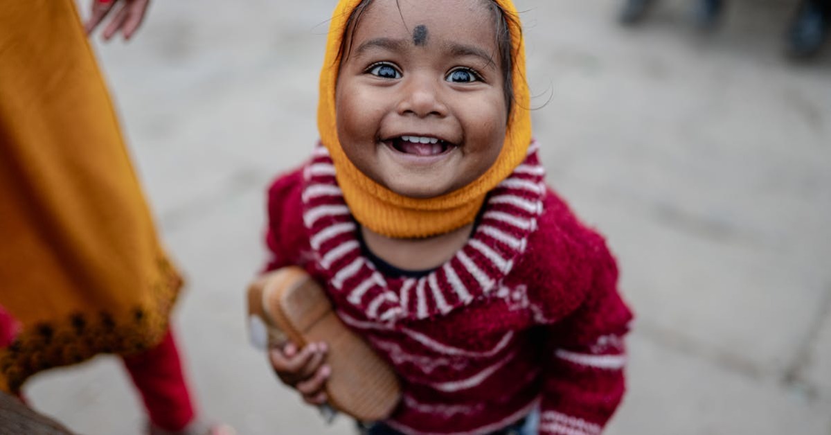 Anne bebeği besliyor