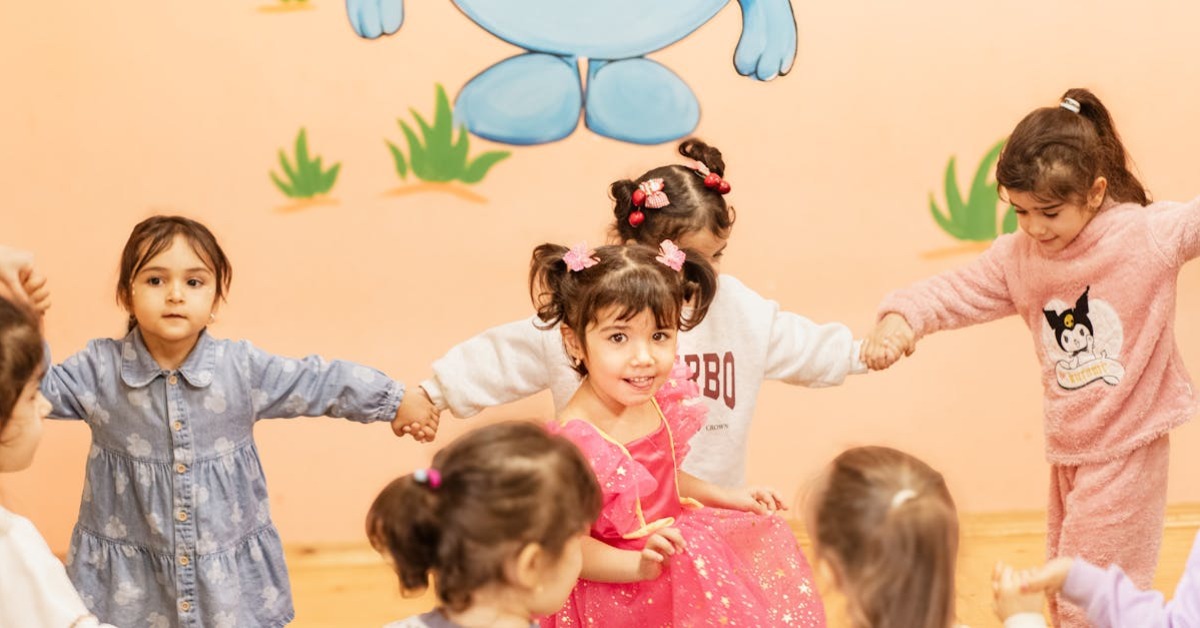 Çocuk öğreniyor ve oynuyor