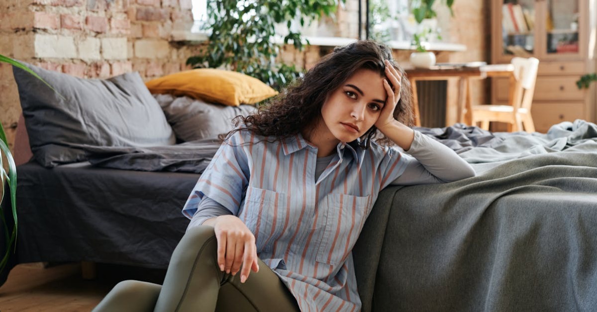 Bahar yorgunluğu yaşayan kadın