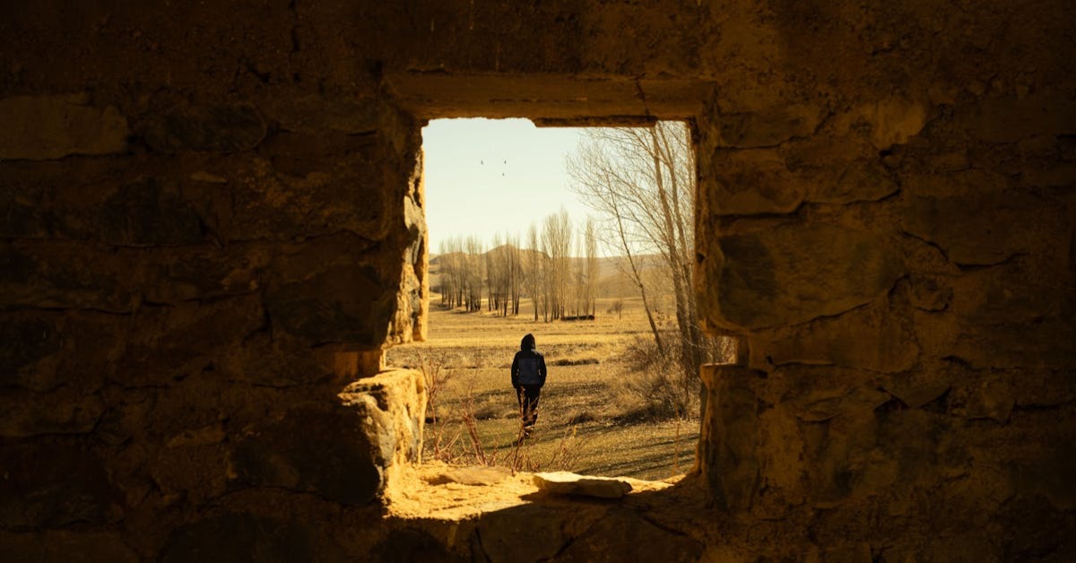 Pencerede düşünceli kadın silüeti