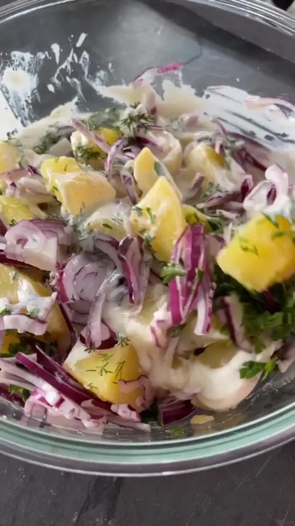 özel sosuyla lezzet bombası patates salatası tarifi